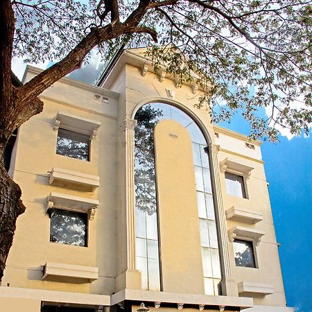 Deluxe Hotel Ченнаи Экстерьер фото