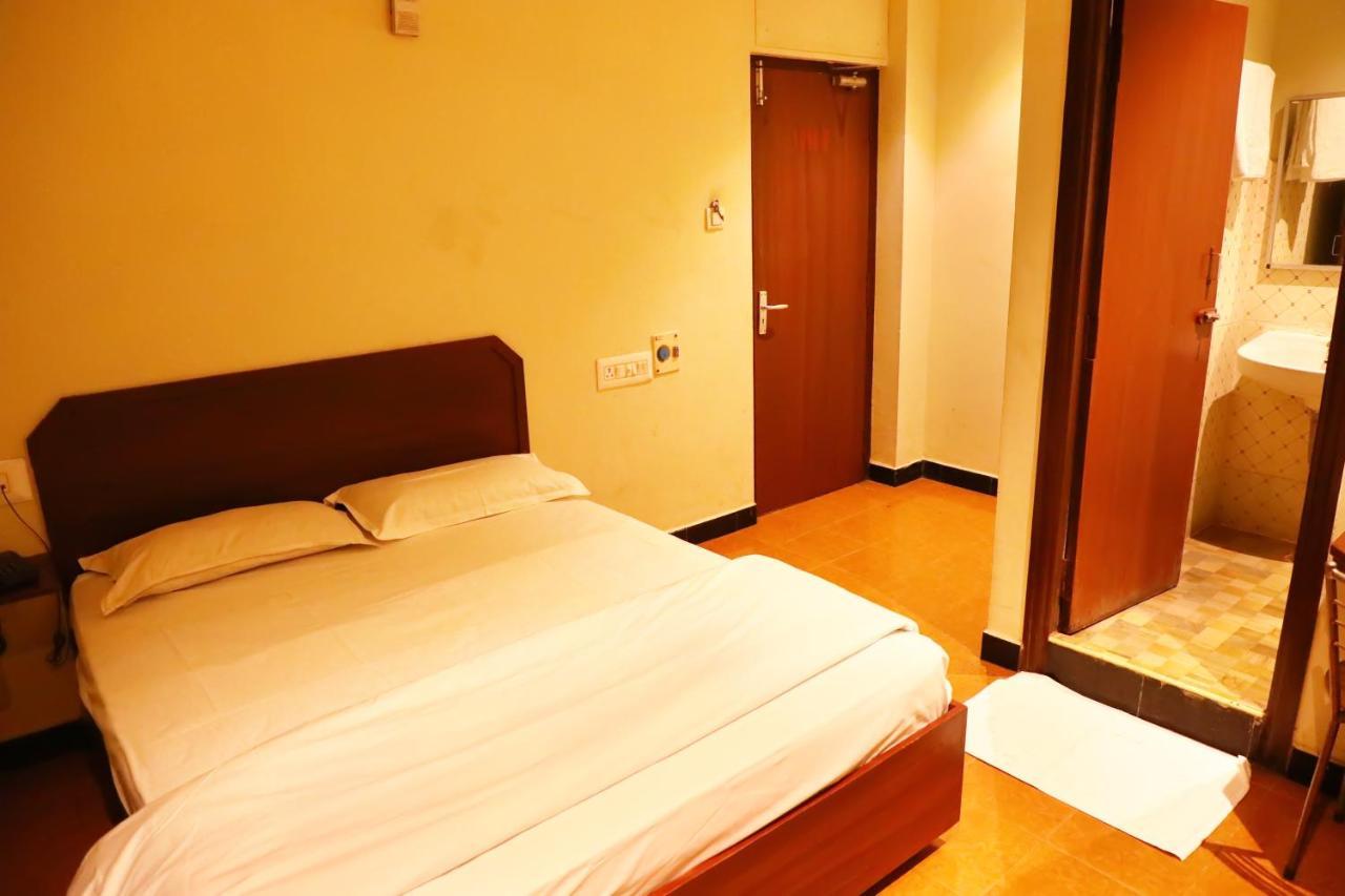 Deluxe Hotel Ченнаи Экстерьер фото