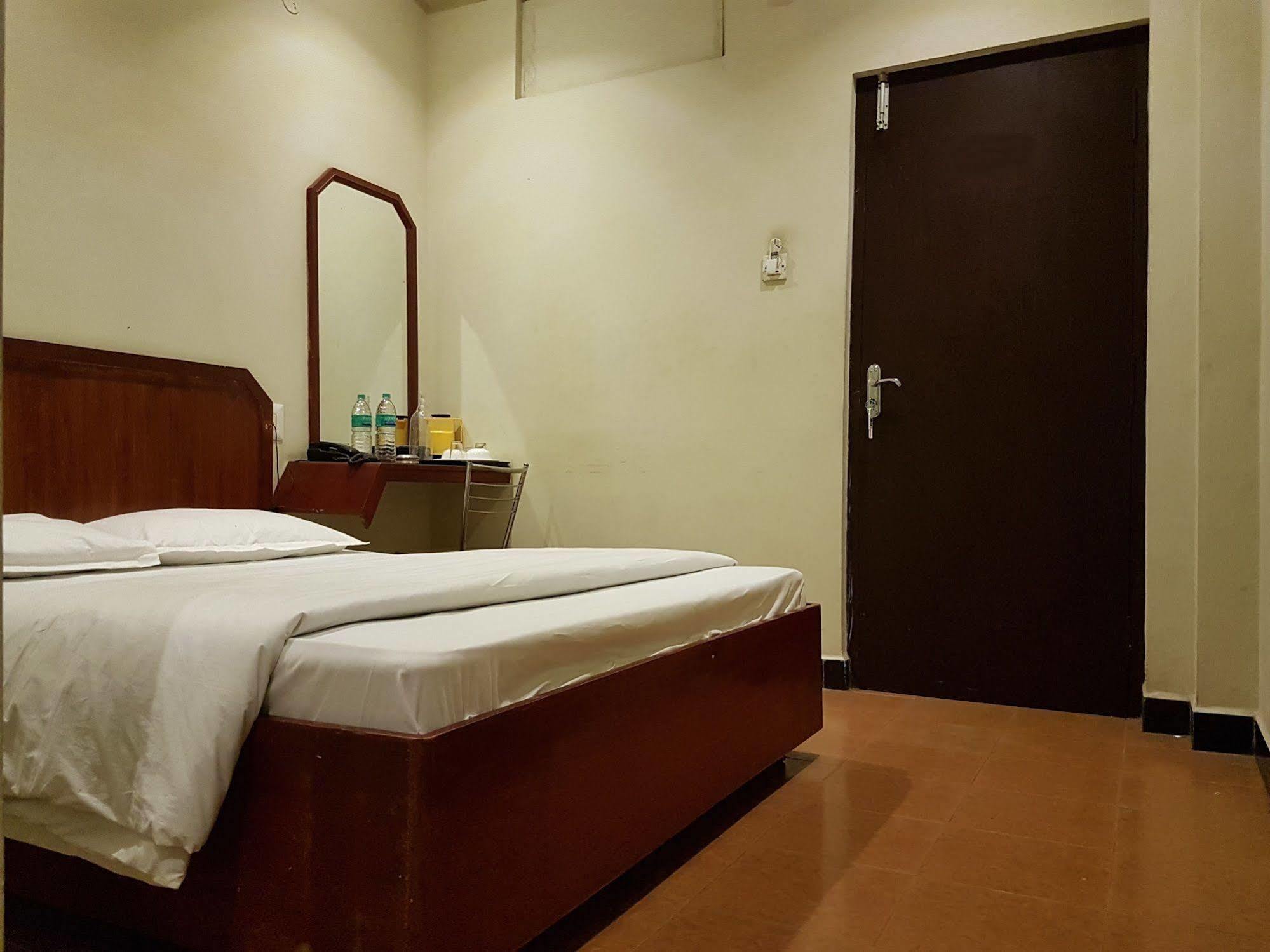 Deluxe Hotel Ченнаи Экстерьер фото