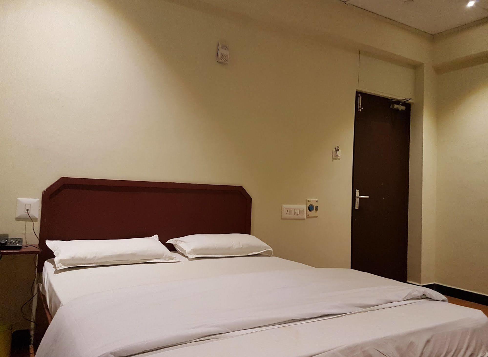 Deluxe Hotel Ченнаи Экстерьер фото
