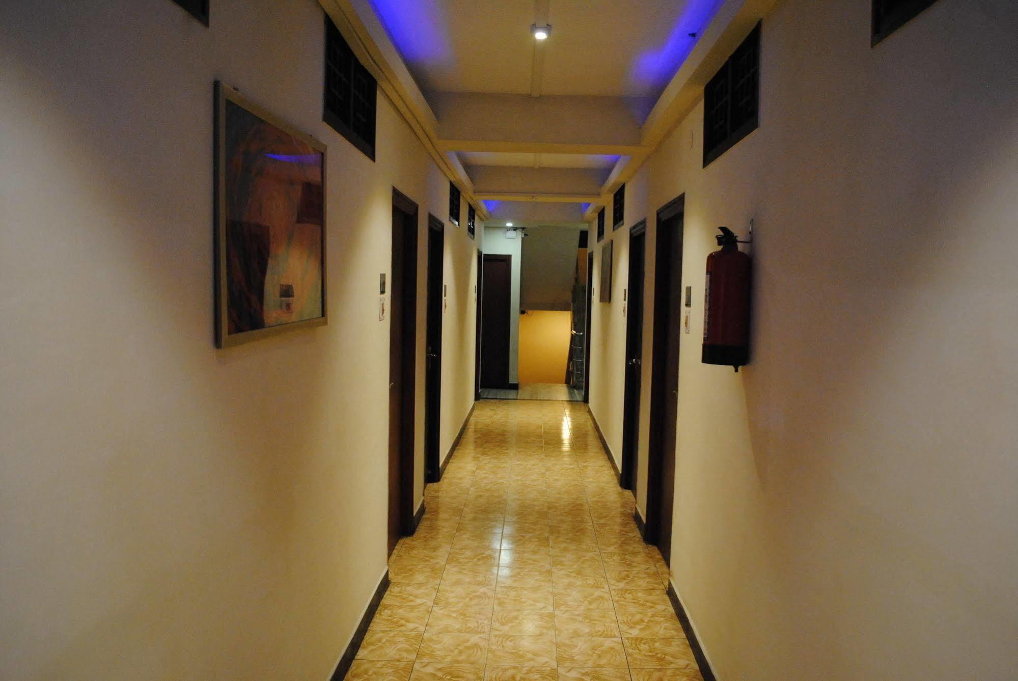 Deluxe Hotel Ченнаи Экстерьер фото